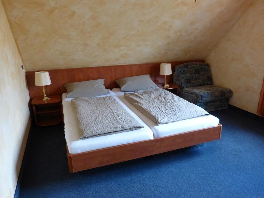 Minibaari, työpöytä, kannettavalle tietokoneelle sopiva työtila
