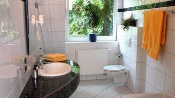 Kostenlose Toilettenartikel, Haartrockner, Handtücher