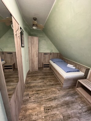 Single Room | Minibar, desk, laptop workspace, blackout curtains - Hotel MyLord (Soltau)