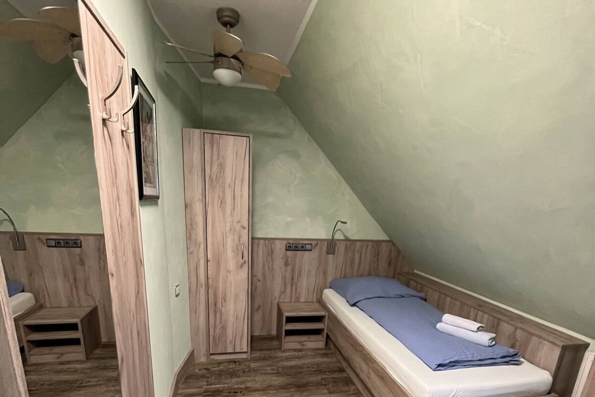 ميني بار ومكتب ومساحة عمل للكمبيوتر المحمول وستائر تعتيم