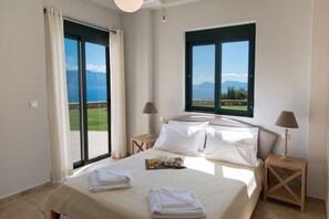 Blackout curtains, soundproofing, iron/ironing board, bed sheets - Pearl Mansions (Lefkada)