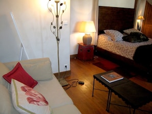 Decoración personalizada, muebles diferentes, escritorio y wifi gratis
