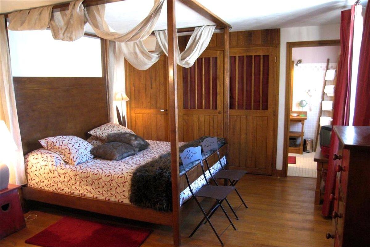 Habitación doble estándar | Decoración personalizada, muebles diferentes, escritorio y wifi gratis