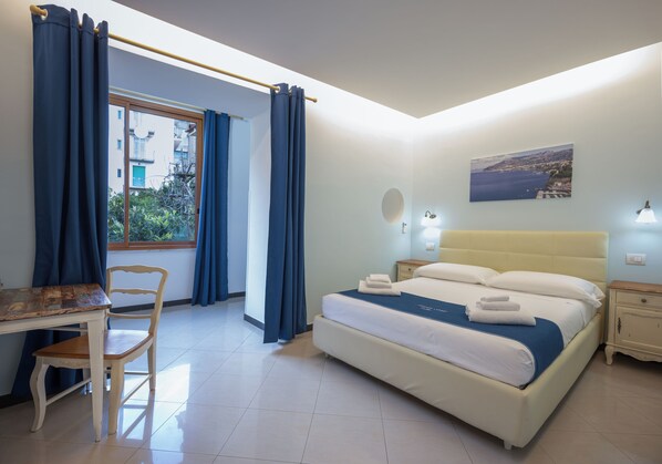 Deluxe fyrbäddsrum | Minibar, skrivbord, mörkläggningsgardiner och gratis wi-fi