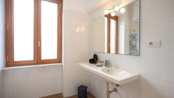 Camera quadrupla luxury | Bagno | Doccia, set di cortesia gratuito, asciugacapelli, bidet