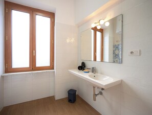 Camera quadrupla luxury | Bathroom | Shower, free toiletries, hair dryer, bidet - Sorrento Coast Relais (Meta)