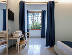 Minibar, desk, blackout curtains, free WiFi - Sorrento Coast Relais (Meta)