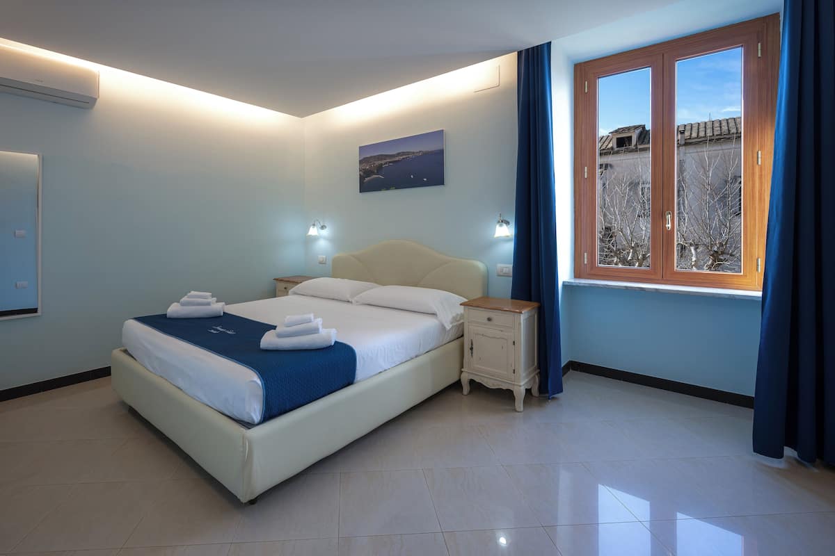 Deluxe Triple Room | 1 bedroom, minibar, desk, blackout drapes