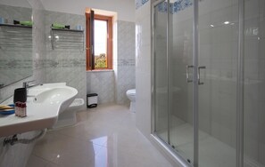 Deluxe Triple Room | Bathroom | Shower, free toiletries, hair dryer, bidet - Sorrento Coast Relais (Meta)