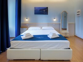 Kahden hengen huone | Minibaari, työpöytä, pimennysverhot, ilmainen Wi-Fi