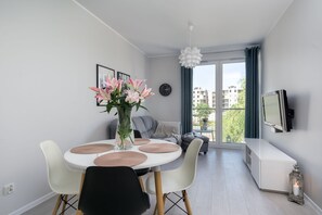 Apartemen Deluks, 1 kamar tidur (Sadowa) | Ruang keluarga | TV layar datar