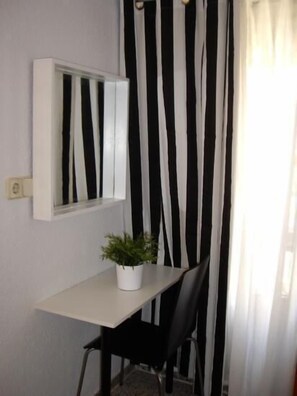 Free toiletries, towels - Hostal On Dormire (Valencia)