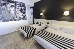 Escritorio, wifi gratis y ropa de cama 