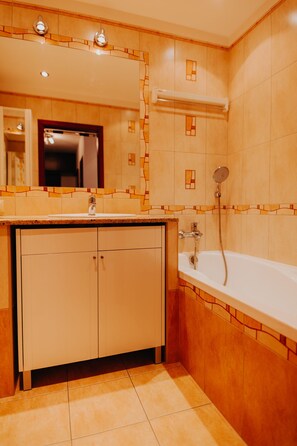 Apartamento, 2 quartos | Banheiro | Banheira e chuveiro separados, secador de cabelo, toalhas de banho 