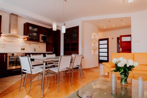 Apartamento, 2 quartos | Área de estar | TV de tela plana