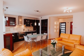 Apartamento, 2 quartos | Área de estar | TV de tela plana