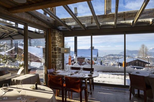 Breakfast, lunch, dinner served; French cuisine, garden views 