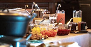 Se ofrece un desayuno bufé (28 EUR por persona)