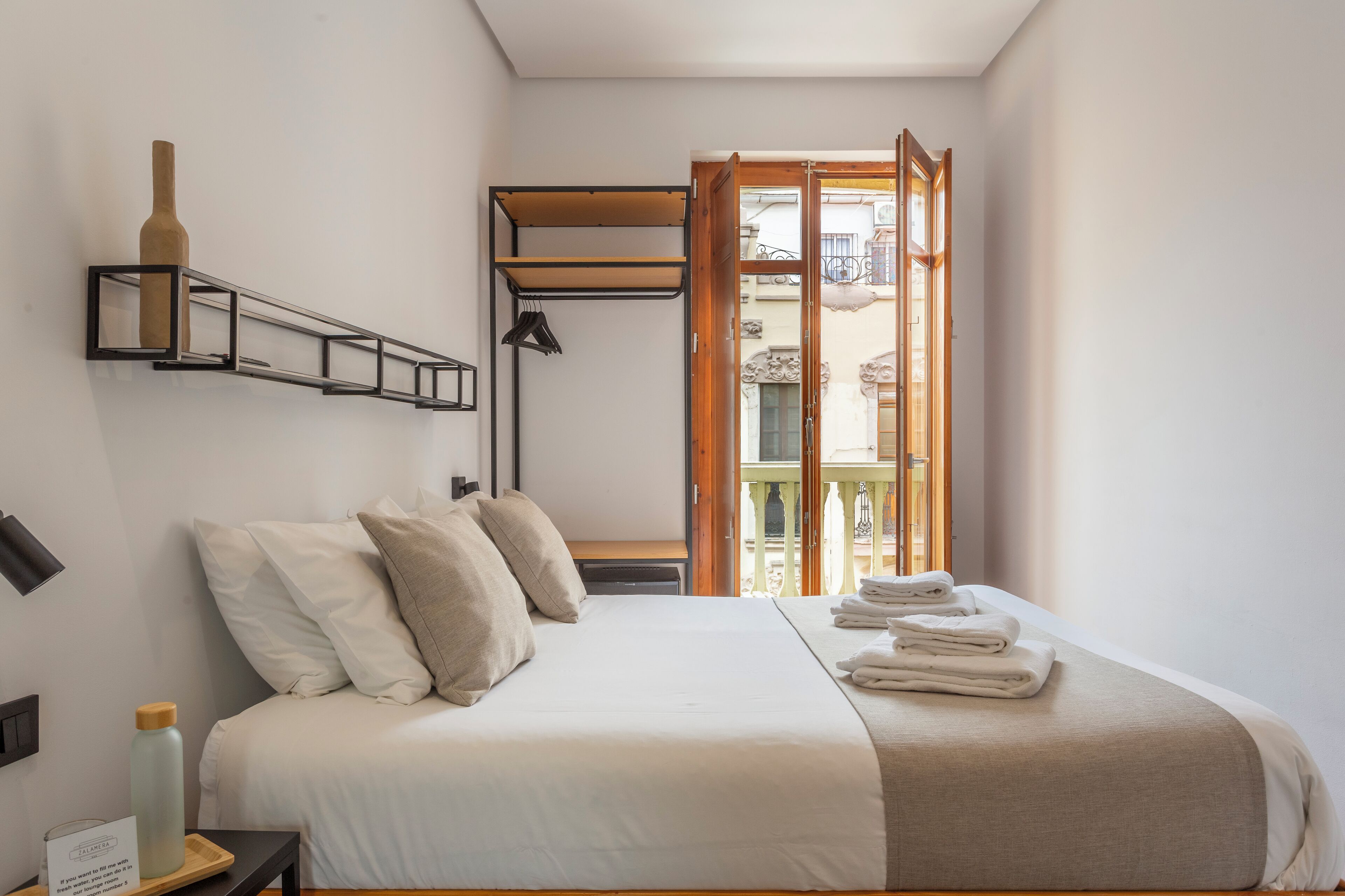 Quarto casal, 1 cama Queen, suíte | Edredons de pluma, escrivaninha, cortinas blackout