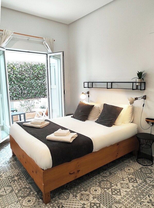 Double Room, 1 Queen Bed, Patio | Down duvets, desk, blackout curtains, soundproofing - Zalamera B&B (Valencia)