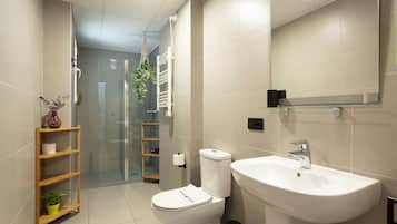 Double Room, 1 Queen Bed, Patio | Bathroom | Shower, free toiletries, towels