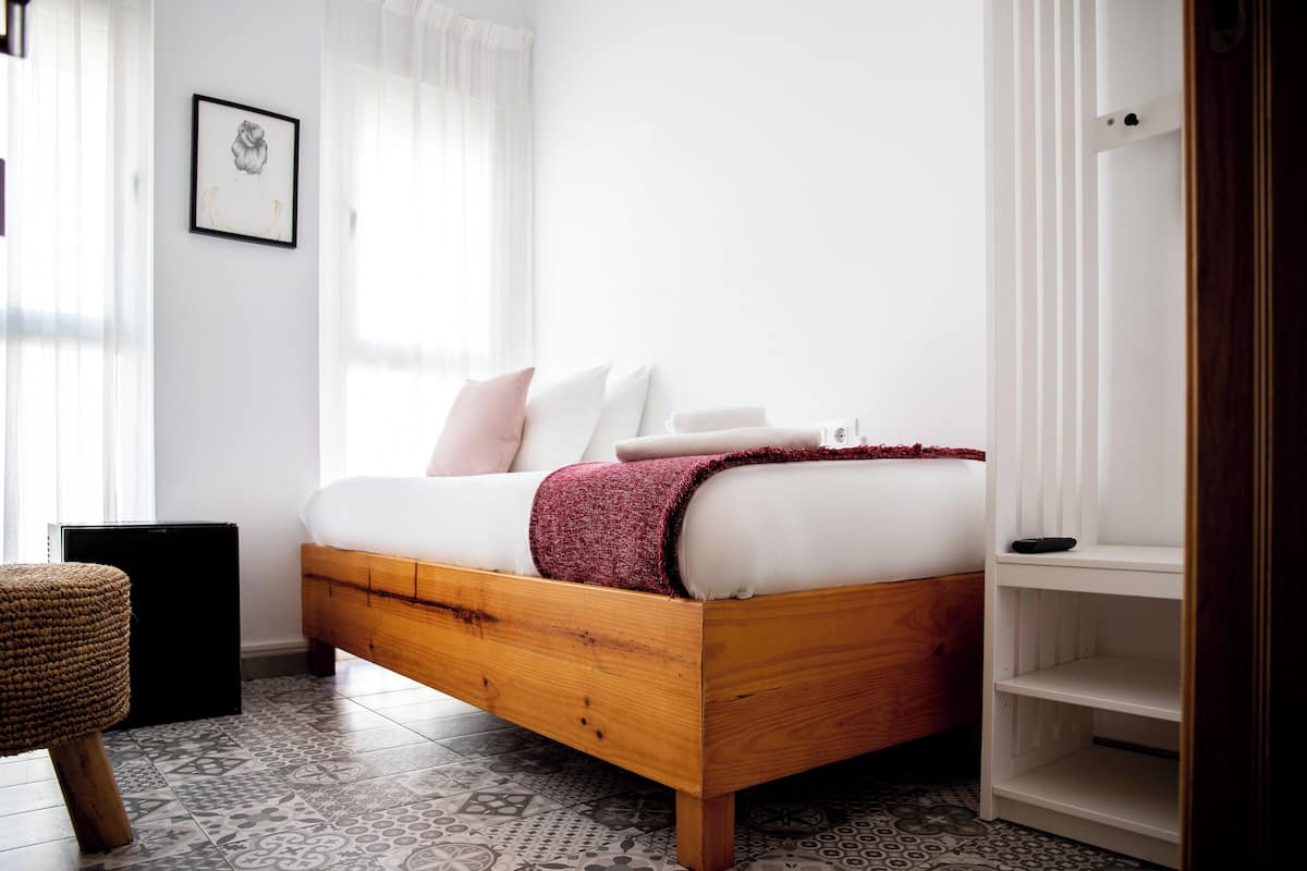 Standard Single Room | 1 bedroom, down comforters, desk, blackout drapes