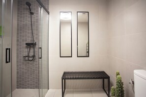 Basic double room with exterior bathroom, 1 double bed | Bathroom | Shower, free toiletries, towels - Zalamera B&B (Valencia)