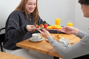 Free daily buffet breakfast - Zalamera B&B (Valencia)