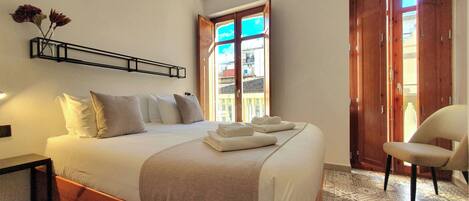 Dobbeltrom, 1 queensize-seng, eget bad | Dundyner, skrivebord, blendingsgardiner og lydisolert