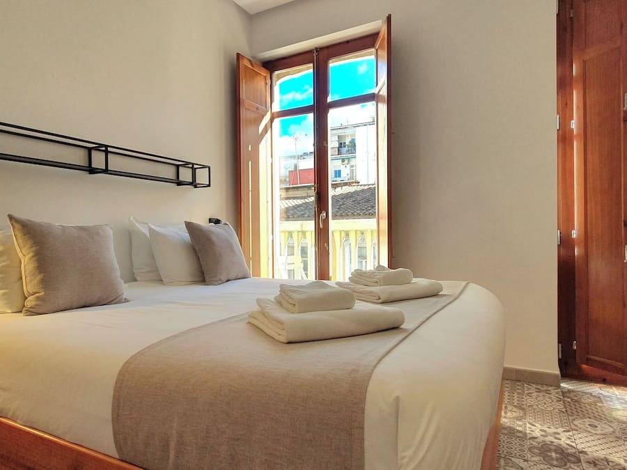 Habitación doble, 1 cama de matrimonio, baño privado | Edredones de plumas, escritorio, cortinas opacas