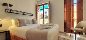 Down comforters, desk, blackout drapes, soundproofing - Zalamera B&B (Valencia)