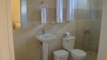 Shower, free toiletries, towels