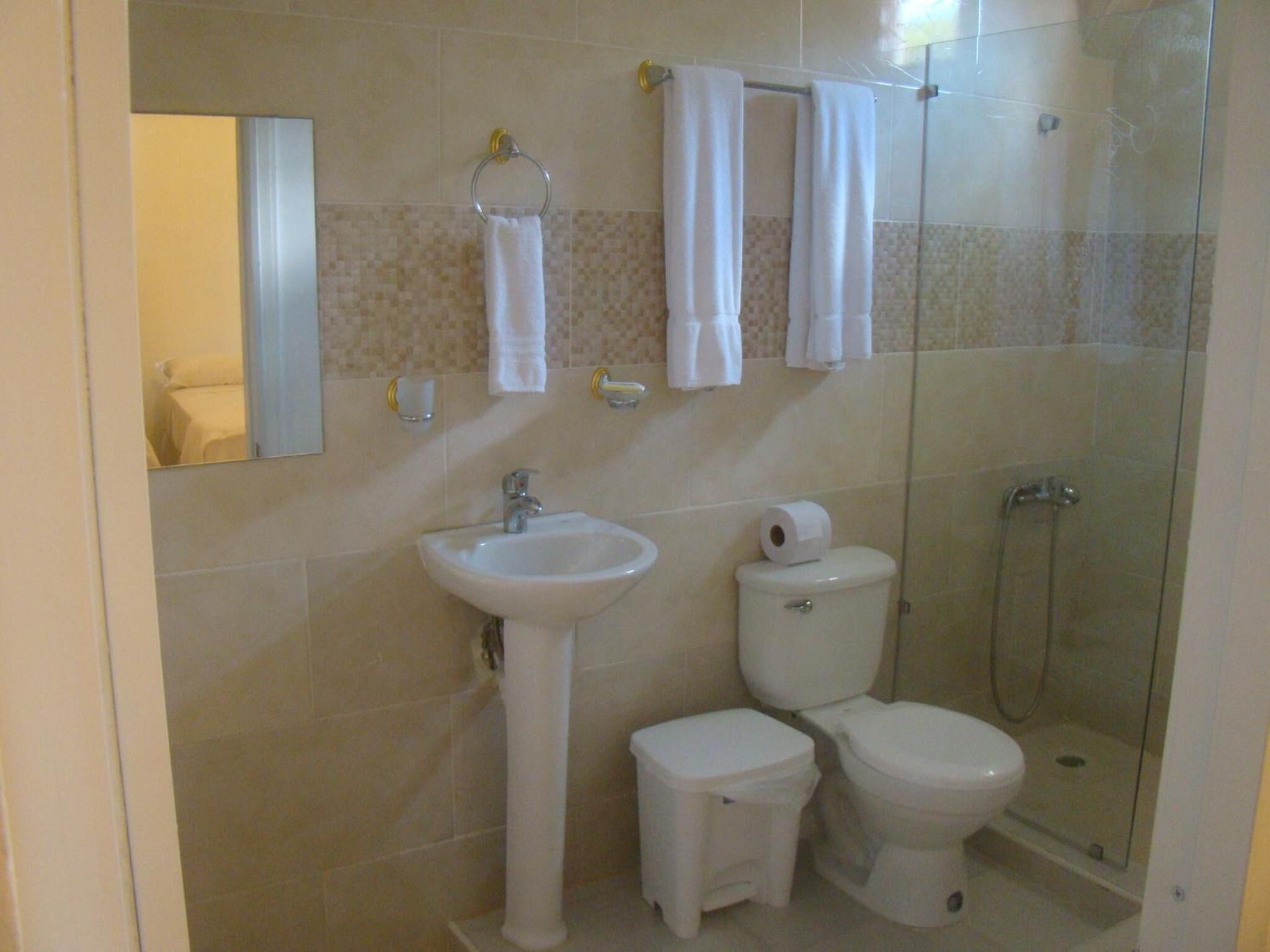 Douche, articles de toilette gratuits, serviettes fournies