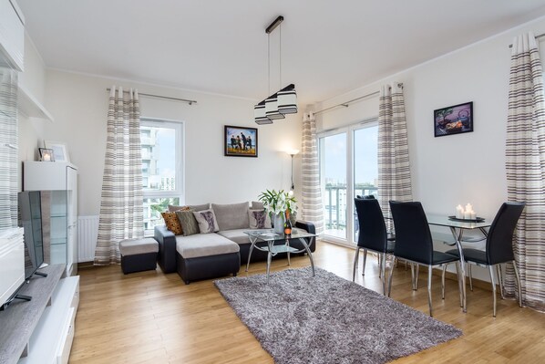 Departamento, 1 habitación | Sala de estar | Televisión de pantalla plana 