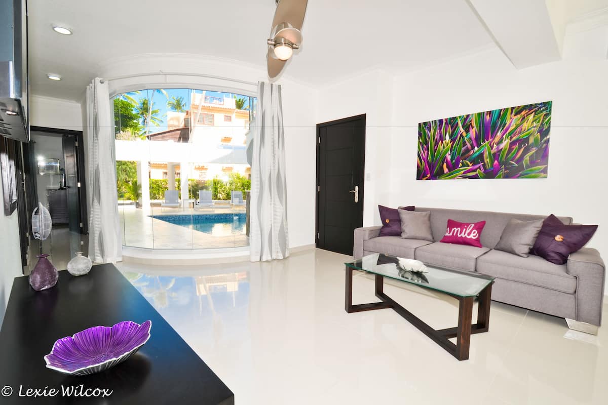 Luxury Daire, 2 Yatak Odası, Teras, Havuz Manzaralı | Oturma alanı | Dijital TV kanalları bulunan 37 inç akıllı televizyon