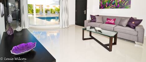 Luxe appartement, 2 slaapkamers, terras, uitzicht op zwembad | Woonruimte | Een 37-inch smart-tv met digitale zenders en streamingdiensten