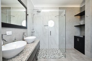 Penthouse Condo | Bathroom | Shower, free toiletries, hair dryer, towels