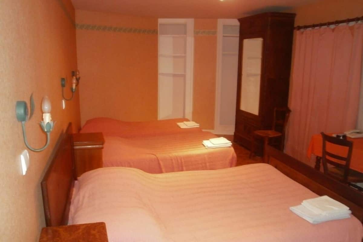 Family Room | Desk, free WiFi