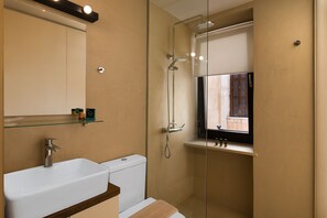 Estudio, balcón | Baño | Regadera, amenidades de baño gratuitas, secadora de cabello, pantuflas