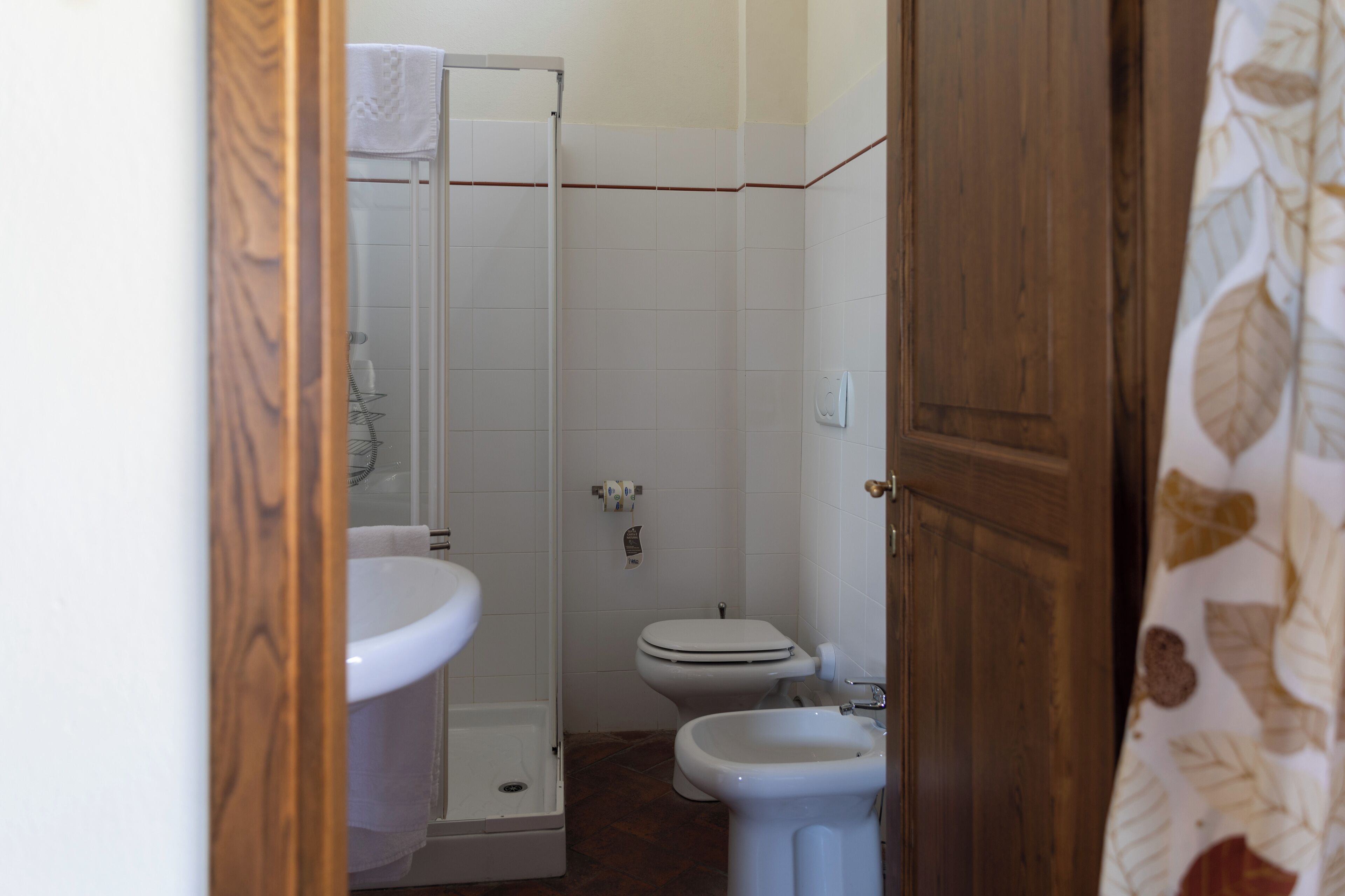 Ein Badezimmer mit Dusche, Toilette und Waschbecken.