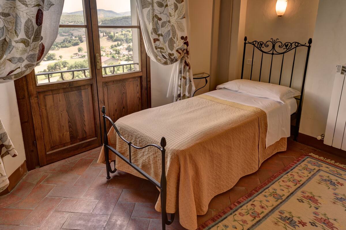 Triple Room | In-room safe, desk, blackout drapes, iron/ironing board (on request)