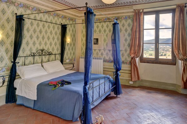 Habitación cuádruple | Caja de seguridad en la habitación, escritorio y cortinas blackout 