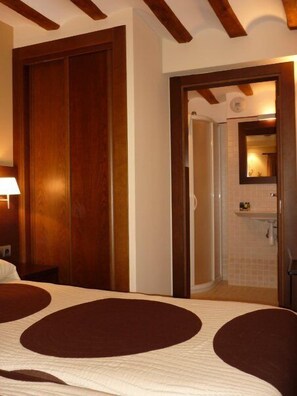 Habitación triple (Avena) | Baño | Ducha, artículos de higiene personal gratuitos y toallas