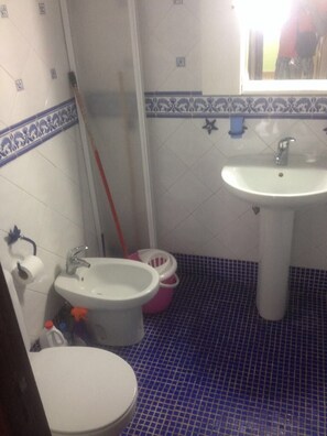 A bathroom with a toilet, bidet, sink, and a mirror. - Complexe Mouna Résidence Elachhab (M'diq)