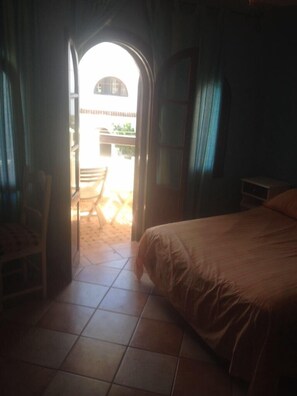 2 habitaciones, tabla de planchar con plancha y cunas gratuitas 