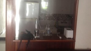 Appartement, 2 slaapkamers | Privékeuken | Een koffiezetapparaat/waterkoker, een koelkast/vriezer, een magnetron