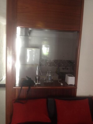 Refrigerador con freezer, microondas, horno, placa de cocina