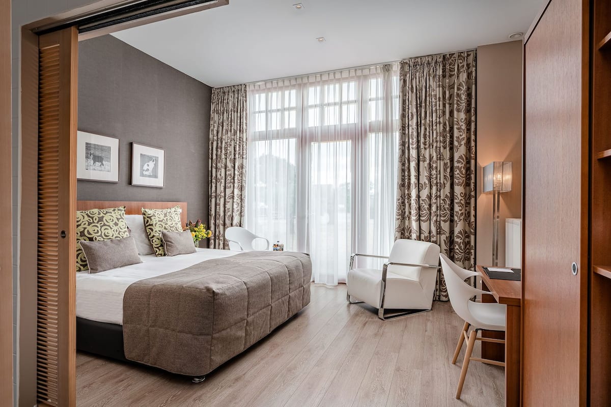 Deluxe Double or Twin Room | Minibar, in-room safe, desk, blackout drapes