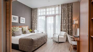 Minibar, coffres-forts dans les chambres, bureau, rideaux occultants