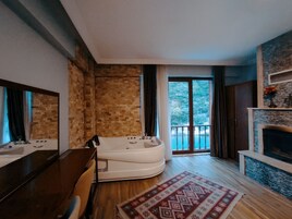 Deluxe Tek Büyük Yataklı Oda, Sıcak Su Küveti, Nehir Manzaralı | Kaliteli yatak takımı, minibar, odada kasa 